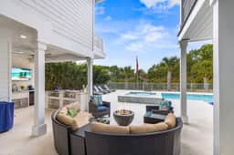 Luxe, Lakefront, Heated Pool/Spa, 5 mins to Beach