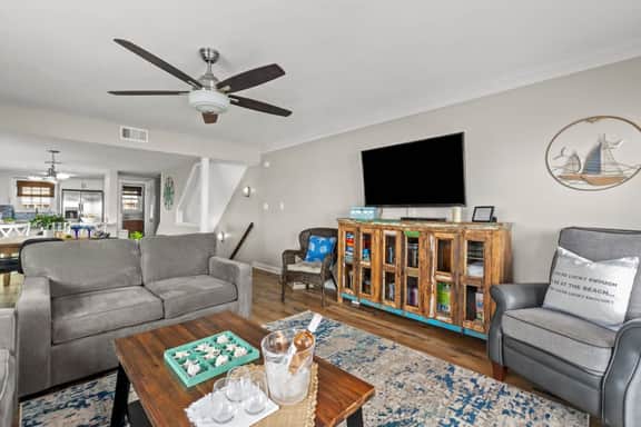 Beachfront End Unit w/ Hot Tub + Beach Chairs