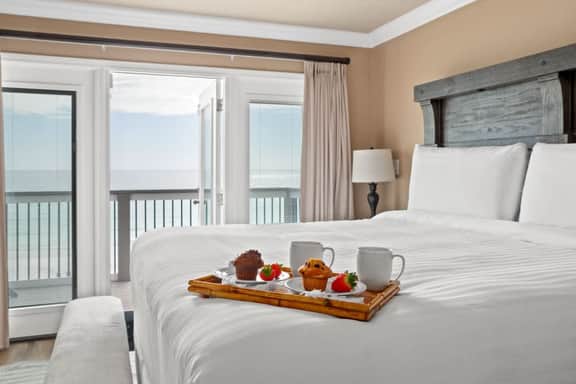 Beachfront End Unit w/ Hot Tub + Beach Chairs