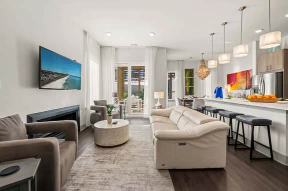 Luxury 1st floor Condo: Heated Pool, Bikes - Image 4
