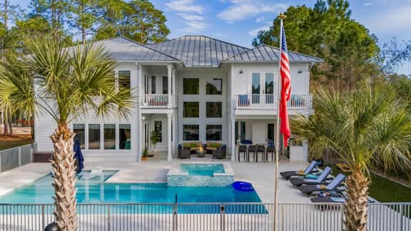Luxe, Lakefront, Heated Pool/Spa, 5 mins to Beach