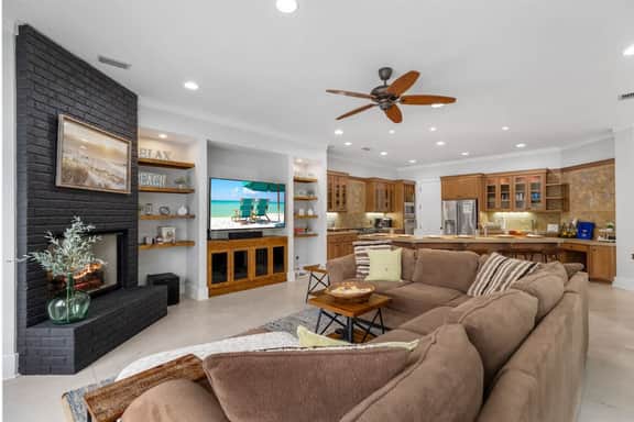 Luxe, Lakefront, Heated Pool/Spa, 5 mins to Beach